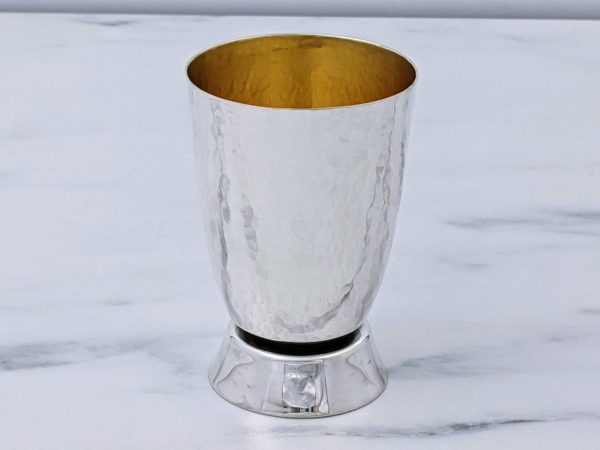 גביע בעיצוב קלאסי. כוס רקועה, בסיס מבריק